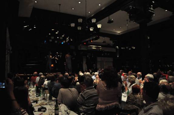 Nosso grupo de expedicionários para a Antárttida aplaude show de tango em Buenos Aires, na Argentina